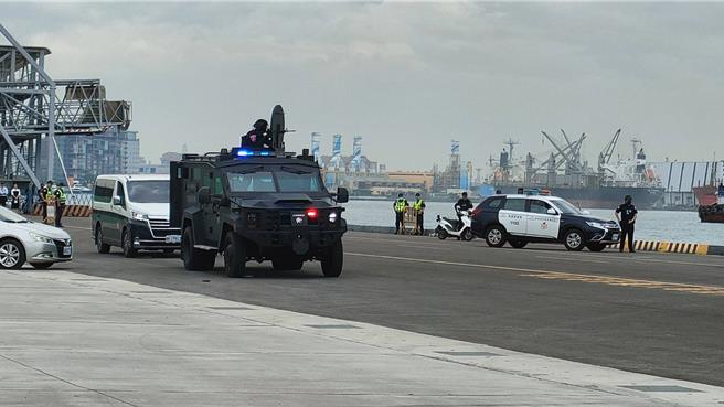 高雄港務警察演習。（翻攝照片／洪靖宜高雄傳真）