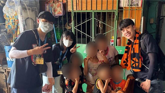 貧民窟孩童綻放純真笑容，讓團隊成員更加體會到珍惜與感恩。（台科大提供）