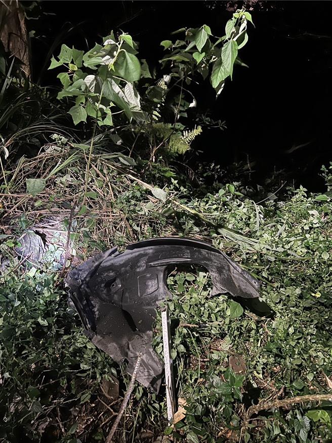邊坡旁有掉落的汽車零件。（蘆洲警分局提供）