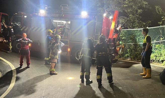 五股區中直路晚間10時許發生，車輛翻覆掉落意外，消防隊到達進行救援。（蘆洲警分局提供）