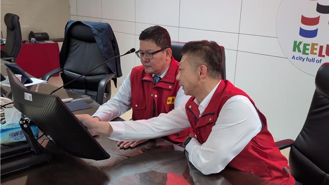 基隆24日上午下起大豪雨，為應變豪大雨災情，基市府秘書長方定安（左）坐鎮應變中心，並要求各局處做好防汛工作。（基隆市消防局提供／徐佑昇基隆傳真）