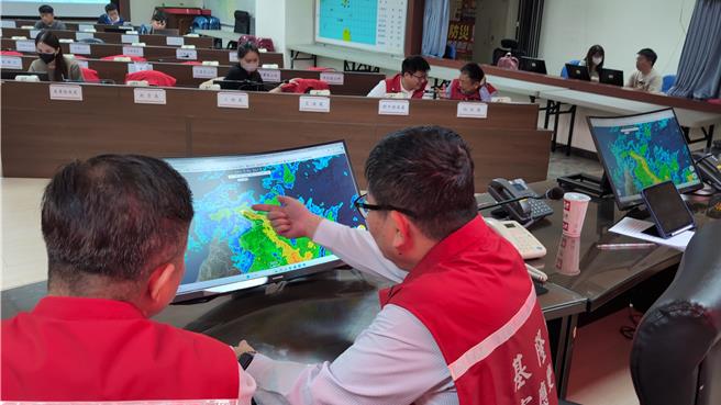 基隆24日上午下起大豪雨，為應變豪大雨災情，基市府秘書長方定安坐鎮應變中心，並要求各局處做好防汛工作。（基隆市消防局提供／徐佑昇基隆傳真）