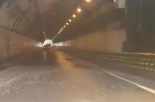 基隆24日上午下起大豪雨，多處出現積水情形。（翻攝畫面／徐佑昇基隆傳真）