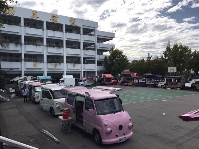 苗栗縣私立君毅中學24日舉行65周年校慶，胖卡餐車協會特別與校方共辦主題為「夢想啟程，找出自我續航力」的活動。（君毅中學提供／謝明俊苗栗傳真）