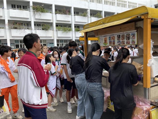 苗栗縣私立君毅中學24日舉行65周年校慶，胖卡餐車協會特別與校方共辦主題為「夢想啟程，找出自我續航力」的活動，吸引許多同學排隊選購。（君毅中學提供／謝明俊苗栗傳真）