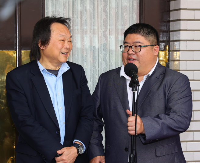 外傳王世堅於中常會上主張支持與國民黨一同修選罷法，立委王世堅（左）與民進黨立法院黨團書記長蔡易餘（右）24日一起出面受訪澄清。（劉宗龍攝）