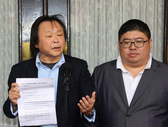外傳王世堅於中常會上主張支持與國民黨一同修選罷法，立委王世堅（左）與民進黨立法院黨團書記長蔡易餘（右）24日一起出面受訪澄清。（劉宗龍攝）