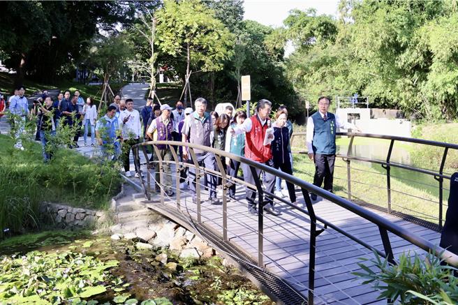 台南市长黄伟哲（右一）24日视察哈赫拿尔森林公园。（台南市政府提供／程炳璋台南传真）