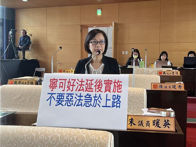 国土计画法明年将上路，台中市议员朱暖英表示，许多民眾担心家中的菇棚、网室设施未来可能面临拆除命运。（林欣仪摄）