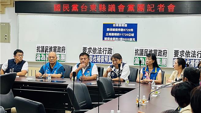 国民党立委黄建宾（左四）痛斥民进党知法玩法，违反程序正义，将编列预算当成菜市场喊价。（萧嘉蕙摄）
