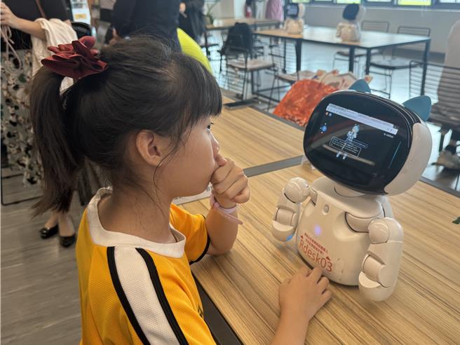 學生體驗跟台英慧虛擬機器人對話。（曹婷婷攝）
