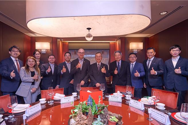 政大校长李蔡彦（左五）率领行政团队与美国知名智库RAND总裁Jason Matheny（左四）及其团队，进行学术研究及合作的可能性交换意见。（图／政大）