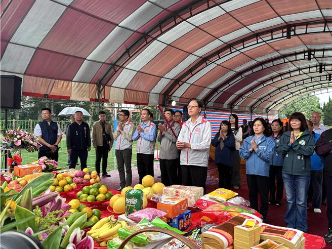 桃园市立杨光国民中小学，学生人数约1600人，但校内长年缺乏大型活动空间及室内公共场所，市府自筹约1亿200万元，兴建1栋地上2层的多功能活动中心， 24日举行开工动土仪式。（廖姮玥摄）
