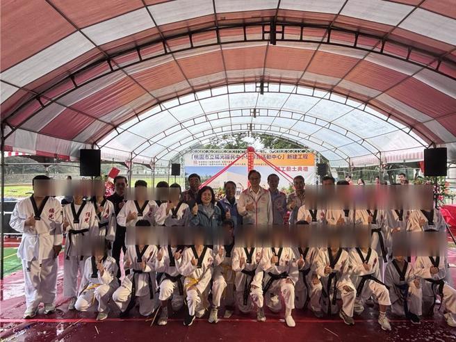 桃园市立杨光国民中小学，学生人数约1600人，但校内长年缺乏大型活动空间及室内公共场所，市府自筹约1亿200万元，兴建1栋地上2层的多功能活动中心， 24日举行开工动土仪式。（廖姮玥摄）