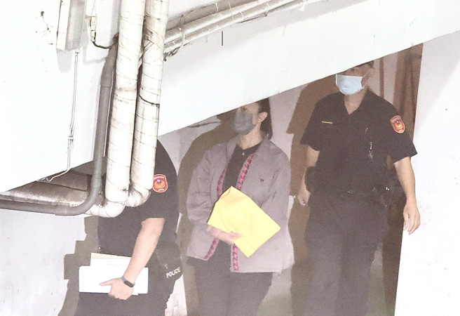 台北地檢署偵辦京華城容積率弊案，經連日密集開專案會議研議，應曉薇被庭訊1小時25分鐘，還押台北女子看守所（中）。（陳俊吉攝）