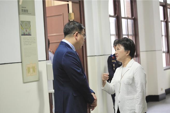 台中市長盧秀燕24日參加行政院會前與環境部長彭啟明碰面，再度為縣市政府請命，希望中央能將8成碳費留在地方。（台中市府提供）