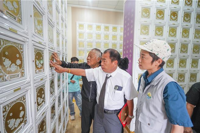 嘉义县「水上乡生命纪念馆」今(24日)正式贩售新启用骨灰柜，水上乡长林缃亭先买了2个。( 水上乡公所提供／吕妍庭嘉义传真)