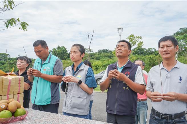 水上乡长林缃亭、各乡民代表、在地村长一同参拜地藏王菩萨及土地公，祈求水上乡生命园区之殡葬业务、塔位销售一切顺利。( 水上乡公所提供／吕妍庭嘉义传真)