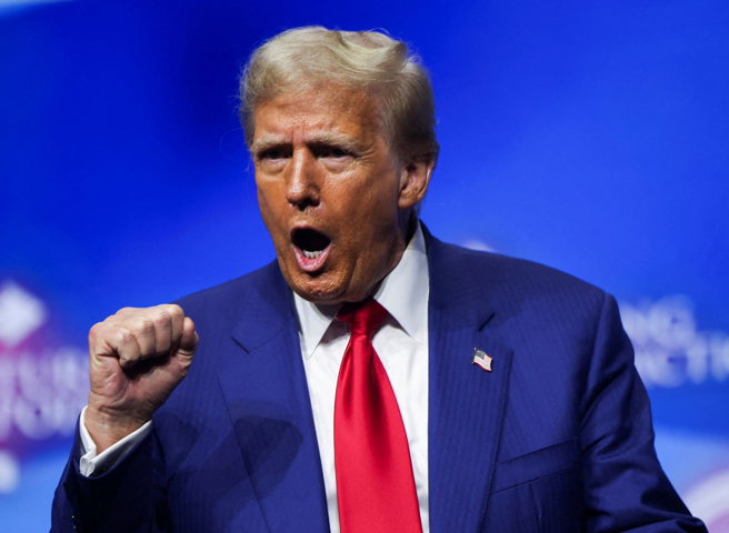 美國共和黨總統候選人川普23日在喬治亞州德盧斯（Duluth）出席造勢集會的神情。（路透）