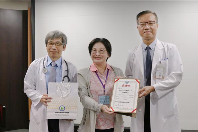 19日健保署参访博爱医院。（左起，罗许基金会副执行长卢进德、健保署台北业务组长李纯馥、罗东博爱医院长王文斌）。（院方提供／吴佩蓉宜兰传真）