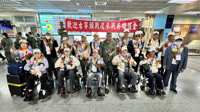 國防部辦理古寧頭戰役75周年紀念活動，今日上午共有20位參戰官兵與17位眷屬分別從台中、高雄陸續搭機重返金門，受到金防部官兵熱烈歡迎。(于家麒攝)