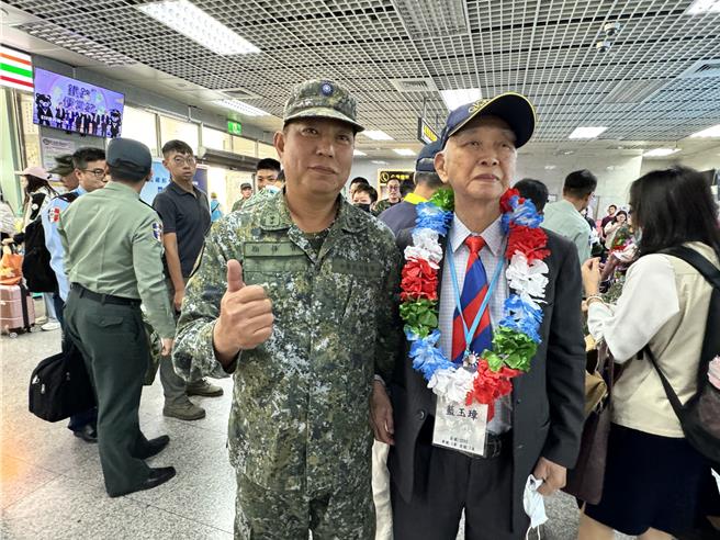 今年在國慶大會上領唱國歌的參戰英雄藍玉璋(右前)也回到金門，一起參加相關紀念活動。(于家麒攝)
