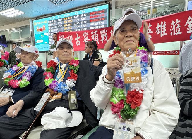 今年在國慶大會上領唱國歌的參戰英雄王華嶽(右)也回到金門，一起參加相關紀念活動。(于家麒攝)