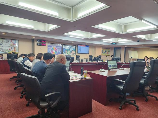 台北市財政局、主計處等相關局處今（24）日到台北市議會做專案報告，綠營議員關注新增的約12億元的中央補助款恐無法如期撥付，要求主計處長鄭瑞成承諾「補助會如期到市民手中」。（黃敬文攝）