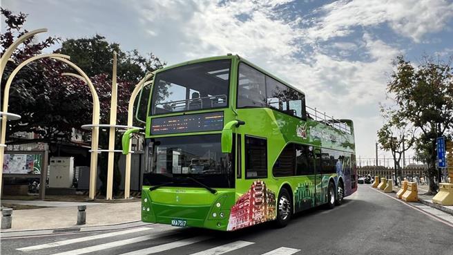 立委洪孟楷建議交通部試辦開放雙層巴士上國道，紓解客運駕駛荒。圖為示意圖，台南市雙層觀光巴士。（本報資料照片）