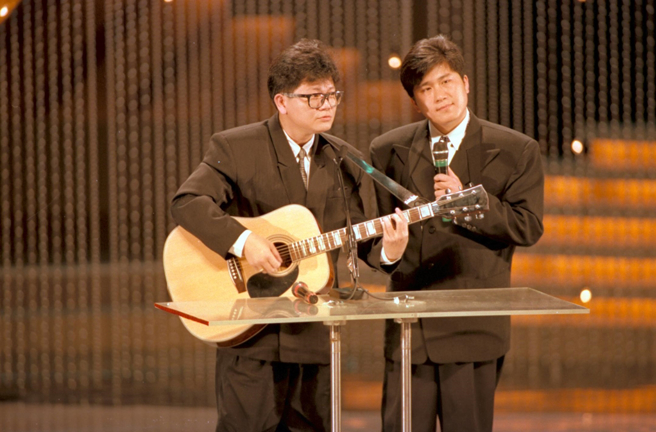 郑进一（左）1989年曾在金钟奖上和胡瓜表演脱口秀。（图／中时资料照）