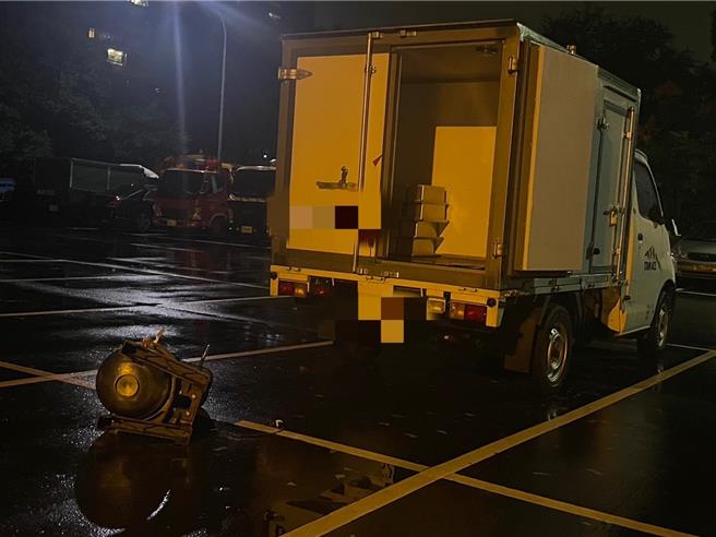 新北市永和區38歲鍾姓男子昨（23）日晚間至永和拖吊保管場欲領回自小貨車，卻發現攪拌機有異狀，便直覺認為是拖吊業者導致。（永和警分局提供）