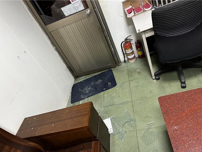 鍾男一氣之下便持球棒砸毀門窗，遭移送法辦。（永和警分局提供）