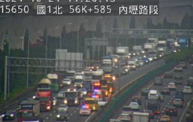 國道1號南向56公里處內壢路段今（24）日下午1時35分，一輛小貨車與小客車發生追撞事故。（翻攝高速公路1968）