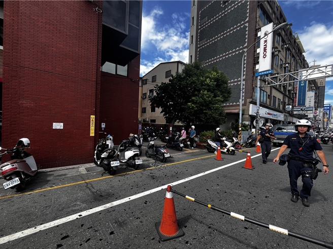 彰化市中山路二段的国泰人寿大楼，发生破璃砸伤路人事件。（民眾提供／孙英哲彰化传真）