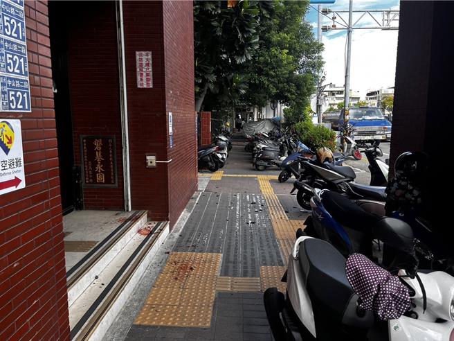 彰化市中山路二段的国泰人寿大楼，发生破璃砸伤路人事件。（民眾提供／孙英哲彰化传真）