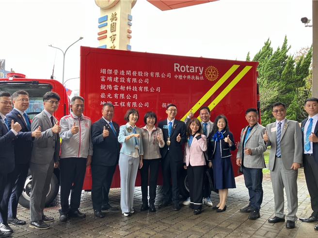 翊杰营造开发股份有限公司董事长黄国泰捐赠210万元的5吨灾情勘查车予桃园市消防局第四大队，同时也透过国际扶轮社3501地区等10个扶轮社，捐赠约13万元的捕蜂装备给龙潭义消中队，提升消防人员的救灾和防护能力。（消防局提供／廖姮玥桃园传真）