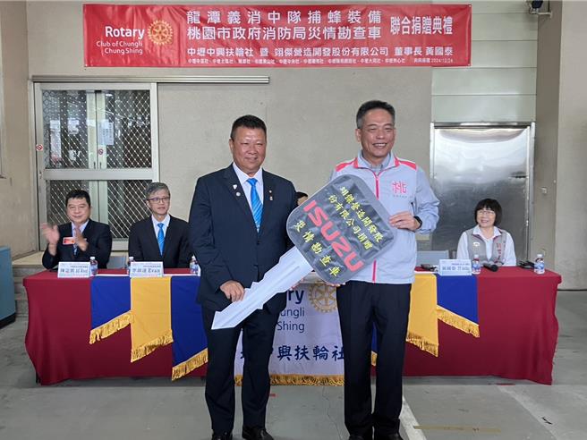 翊杰营造开发股份有限公司董事长黄国泰捐赠210万元的5吨灾情勘查车予桃园市消防局第四大队，同时也透过国际扶轮社3501地区等10个扶轮社，捐赠约13万元的捕蜂装备给龙潭义消中队，提升消防人员的救灾和防护能力。（消防局提供／廖姮玥桃园传真）