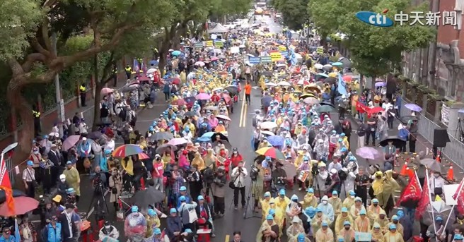 原住民衝立院声援最新画面，图为14时许画面。（取自直播）