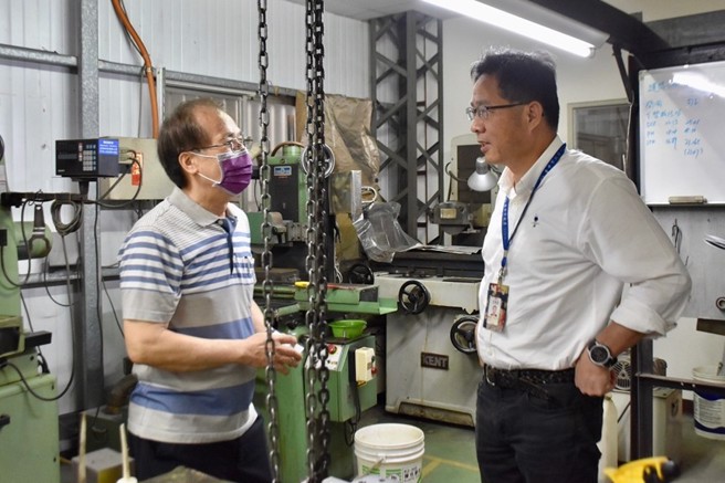 台中市经发局张峯源局长前往访视申请用地变更工厂业者。(图/台中市政府经济发展局提供)