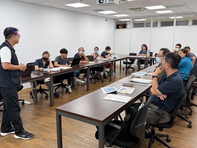经发局于特定工厂单一窗口举办家教班，提供改善计画补正及后续改善措施详细教学。(图/台中市政府经济发展局提供)