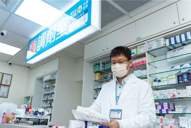 药师公会全联会17日与经济部能源署召开协调会，确认药局电费冻涨，约9成社区药局受惠。（罗永铭摄）