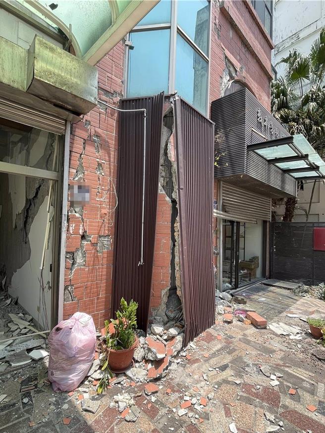 花蓮馥邑京華大樓有６棟大樓，中央國土署協助下評估建議全拆。（本報資料照片）