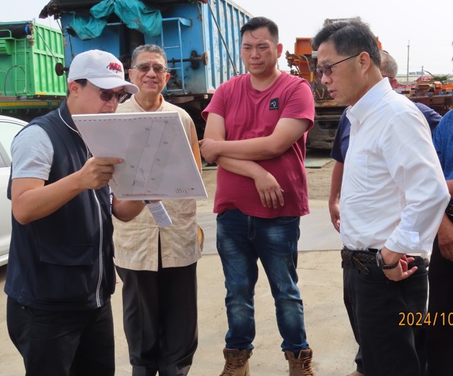 经发局张峯源局长前往访视申请用地变更工厂业者。图/台中市政府提供