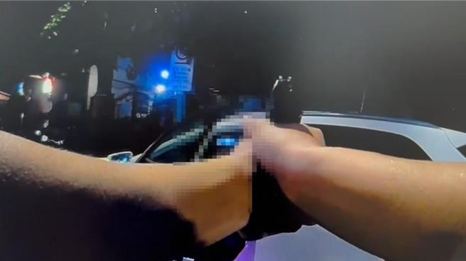 員警拔槍喝令男子下車。（警方提供）