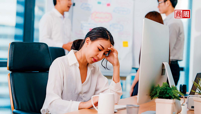 华顿商学院教授格兰特强调，对工作有强迫症的人，工时较长，但表现不一定有同侪突出，因为他们容易陷入过劳或闷爆的情境中。（来源・Dreamstime／典匠影像）