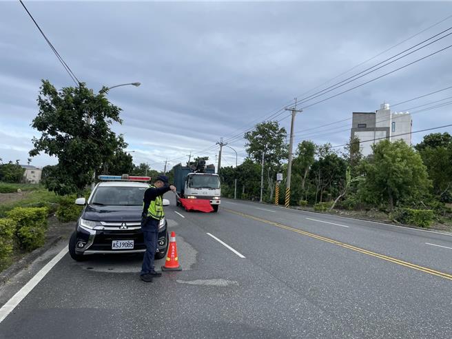 花蓮吉安警分局為維護用路人安全，不定時規畫安排路檢勤務，加強取締大型車輛違規。（吉安警分局提供／羅亦晽花蓮傳真）