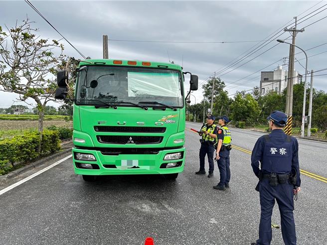 花蓮吉安警分局為維護用路人安全，不定時規畫安排路檢勤務，加強取締大型車輛違規。（吉安警分局提供／羅亦晽花蓮傳真）