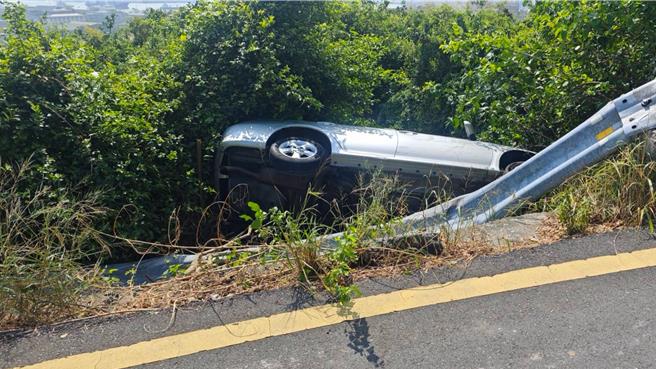 徐姓男子開車上壽山疑因恍神失控，車子衝破護欄衝下山坡。（民眾提供／郭良傑高雄傳真）