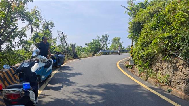 警方派出多名員警到場處理徐姓男子開車衝下山坡，將徐男救出送醫。（民眾提供／郭艮傑高雄傳真）