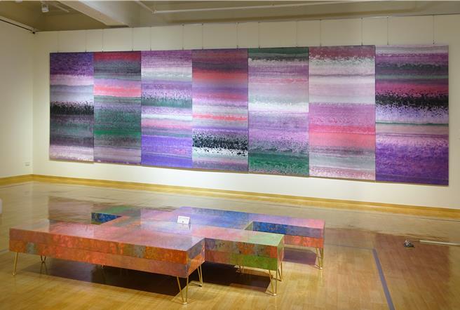 文观局中兴画廊展出的《TW爱与和平，青天白日满地「虹」─积吶虹光LEF》。（苗栗县政府提供／谢明俊苗栗传真）